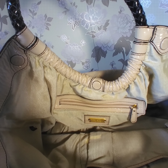Gorgeous Badgley Mischka Large Bag, Tote, Purse, Cream colour Patent Leather. - Picture 10 of 12